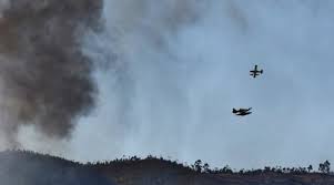 Un incendio se produjo en la noche del miércoles en un almacén de jamones en la localidad española de otura, en andalucía, generando una densa columna de humo visible a kilómetros. Incendio Jornal De Monchique