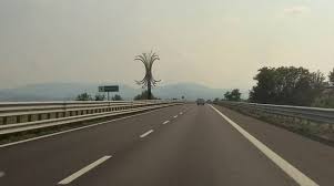 Singular autostrada autoˈstraːda) are roads forming the italian national system of motorways. Tampona Un Auto Sulla Cisa Poi Fugge A Tutto Gas Scovato Dalla Stradale Di Pontremoli La Voce Apuana