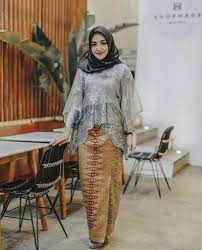 Kebaya modern hijab kain tile. 50 Model Kebaya Tile Modern Mewah Cantik Terbaru 2020