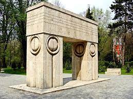 Poarta sărutului, care se află amplasată pe aleea de la intrarea din parcul orașului, este dăltuită din piatră poroasă, extrasă din carierele aflate în împrejurimi, fiind alcătuită din coloane groase, paralelipipedice, ce sprijină o. 10 Cele Mai Frumoase Locuri Din JudeÅ£ul Gorj