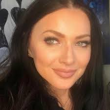 Elisabeth White's Instagram, Twitter & Facebook