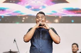 Di dalam hatiku selalu tersimpan rasa yang takkan pernah bisa kuungkapkan kau diam tanpa kata saat kuungkap semua rasa di saat kuingin dekat denganmu kau semakin jauh meninggalkanku dan kau diam tanpa kata saat kuucap semua rasa dan bila esok kita 'kan bertemu kembali masihkah ada. Lirik Lagu Dan Chord Gitar Senyumlah Milik Andmesh Kamaleng Sonora Id