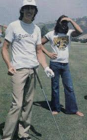 George roger waters (surrey, reino unido; 1970s Soccer Usa Soccer In The 1970s Pink Floyd Guitarist David Gilmour Sports A Tampa Bay Rowdies T Shirt During A Barefoot Golf Outing With Bandmate Roger Waters While On Tour In