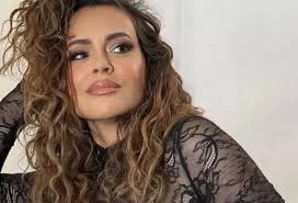 La actriz Alyssa Milano explica por qué se ha retirado las prótesis  mamarias y lanza un mensaje a su hija.