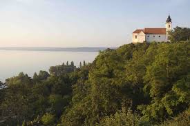 Hungary has a continental climate,with hot summers with low overall humidity levels but frequent rainshowers and frigid to cold snowy winters. 8 Of The Most Beautiful Places In Hungary