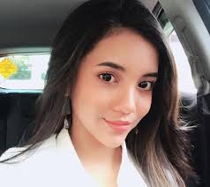 Tapi yang aku kenal seorang saja kakak dia. Farhanna Qismina