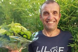 Lillenaar Walter Janssen ontvangt op zijn verjaardag groene ruiker van Wout  van Aert: “Deze bloemen zijn wel heel speciaal”