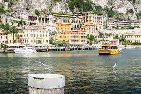 Lake garda, with its mild climate and perfect water temperature, seems but a patch of sea set between the alps and northern italy's pianura padana (i.e. Limonaia Del Castel Die Zitronen Gewachshauser In Limone Sul Garda Auf Den Berg De