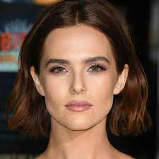 Zoey Deutch On The One Product That Truly Helps Her Chronic Hormonal Acne Hairstyle Cute Hairstyles For Medium Hair Short Hair Styles