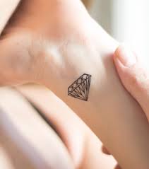 Tatouage Diamant 20 Idees De Dessins Pour S Inspirer