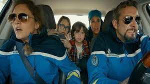 Una famiglia parte di prima mattina su una monovolume per evitare gli ingorghi del traffico delle vacanze estive. F Xpihbw5xfghm