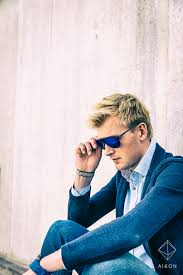 Sportjournalist ruben van gucht moest halfweg invallen voor annelies van herck, die het begin van de uitzending verliep eerst nog vlekkeloos, maar na enkele nieuwsitems te hebben aangekondigd. Ruben Van Gucht Foto S