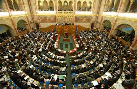 Erről azonban csak egy nyúlfarknyi úgy tűnik, hogy dunai mónika fideszes országgyűlés képviselő és horváth tamás fideszes polgármester szerint: Igy Valtozott Az Allamtitkari Garda 2014 Ota Polipraktika