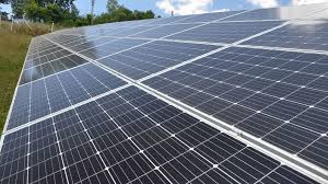 Ne kadar fazla panel yerleştirilirse o kadar fazla enerji üretilebilir. Kadin Girisimci Tarlada Elektrik Uretiyor