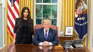 Instagrammer lana rae captured the moment kanye received a plaque backstage. Usa Trump Trifft Kim Kardashian Politik Sz De
