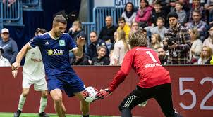 Doch am wochenende zog er unfreiwillig blank. Lukas Podolski Reisst Mickie Krause Die Perucke Vom Kopf