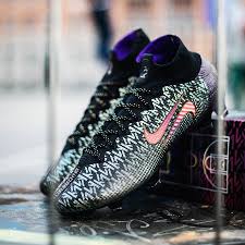 Deux jours après avoir assisté au sacre des toronto raptors à oakland, lors du match 6 de la finale nba contre golden state, l'attaquant du psg a rencontré la superstar des los angeles lakers lebron james. Lbj X Km Chosen 2 A New Partnership Forms