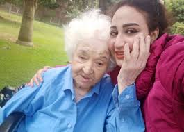 يبدأ الكتاب بمقدمة للدكتورة/ نوال تقول فيها أنها كانت ذات يوم تفكر في إغلاق عيادتها الطبية وفي أثناء إستغراقها في التفكير طرق باب. Ù†ÙˆØ§Ù„ Ø§Ù„Ø³Ø¹Ø¯Ø§ÙˆÙ‰ ÙÙ‰ Ø£Ø­Ø¯Ø« Ø¸Ù‡ÙˆØ± Ù„Ù‡Ø§ Ø§Ù†ØªØµØ±Øª Ø¹Ù„Ù‰ Ø§Ù„Ø­ÙŠØ§Ø© ÙˆØ§Ù„Ù…ÙˆØª Ù„Ø¹Ø¯Ù… Ø±ØºØ¨ØªÙ‰ ÙÙ‰ Ø§Ù„Ø¹ÙŠØ´ Ø§Ù„ÙŠÙˆÙ… Ø§Ù„Ø³Ø§Ø¨Ø¹