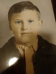 Please could someone put this photo in this Christmas ball . Much  appreciated please 🙏