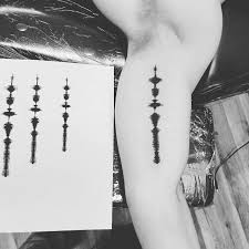 Para que esse amor perdure por anos e como uma prova pelo sentimento que existe pelo outro, alguns casais tatuam algo significativo. Sons Tatuados Na Pele A Nova Onda Nos Estados Unidos Vida Sapo 24
