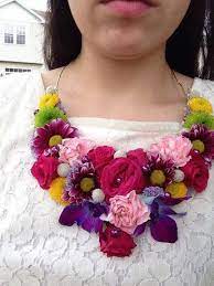 So Creative Diy Fresh Flower Necklace Tutorial Fresh Flower Jewelry Diy Wedding Flowers Flower Jewellery