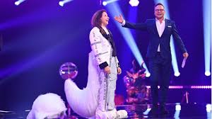 A singing competition guessing game based on korean format king of mask singer. The Masked Singer Rae Vergratscht Sich Vollig Die Tv Kritik Stern De