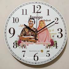 Jam dinding unik murah bogor, jam dinding unik besar bogor, jam dinding unik grosir bogor, jam dinding unik bola bogor, jam dinding frozen bogor, jam dinding g… Bestseller Jam Dinding Custom Bisa Desain Sendiri Ukuran 29x29cm Bahan Kayu Mdf 6mm Dan Diprint Diatas Kertas Photo Prem Kado Dekorasi Rumah Home Decor