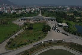 การประกาศรัฐประหารในพม่าเมื่อเช้าวันนี้ มีลักษณะแปลกคือไม่ได้ฉีกรัฐธรรมนูญ แต่เป็นการประกาศสภาวะฉุกเฉิน (state of emergency) เข้าใจว่าผู้ประกาศสภาวะ. Qatrkbddfs0wtm