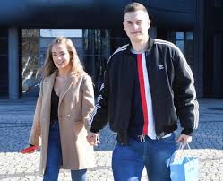 Chociaż w serialu nie tworzą pary, w rzeczywistości zakochali się w sobie do szaleństwa. Rodzinka Pl Wiktoria Gasiewska I Adam Zdrojkowski Rozstali Sie Co Z 16 Sezonem Serialu