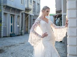 Das kleid betont die figur und liegt eng an. Brautkleid Mit Weiten Trompetenarmeln Emine Yildirim Braut De