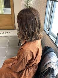 そのままでもおしゃれに決まり ヘアアレンジもしやすいと人気のセミロング こなれた印象で若見えするので 40代の大人女子におすすめです そんなセミロングのスタイリングからヘアアレンジまでを一挙にご紹介 髪型 セミロング 髪型 40代 ヘアスタイル