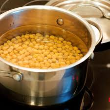 Para preparar garbanzos, se dejan en remojo durante la noche anterior, eliminan el agua y los cocinan en agua hirviendo hasta que estén blandos. Como Cocer Garbanzos Para Que Queden Tiernos Todos Los Trucos