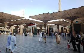 The prophet's mosque) was built by the prophet ﷺ shortly after his migration from makkah to madinah in masjid nabawi. Jamaah Mulai Tinggalkan Madinah Masjid Nabawi Tampak Lengang Okezone Haji