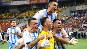 Clubul de fotbal universitatea craiova a intrat in faliment, tribunalul brasov respingand planul de reorganizare al gruparii oltene. Cfr Cluj U Craiova In Supercupa Romaniei JucÄƒtorii Olteni Petrecere Cu Fanii Pe Arena NaÈ›ionalÄƒ Video