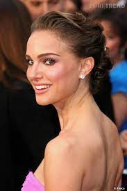 Photos Natalie Portman Dynamise Son Chignon Banane En Crepant Ses Cheveux Et En Leur Donnant Du Mouvement Pour Un Effet Un Peu Rock Chignon Idee Chignon Et Coiffure Mariage