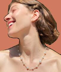 How to Wear Pearl Necklaces