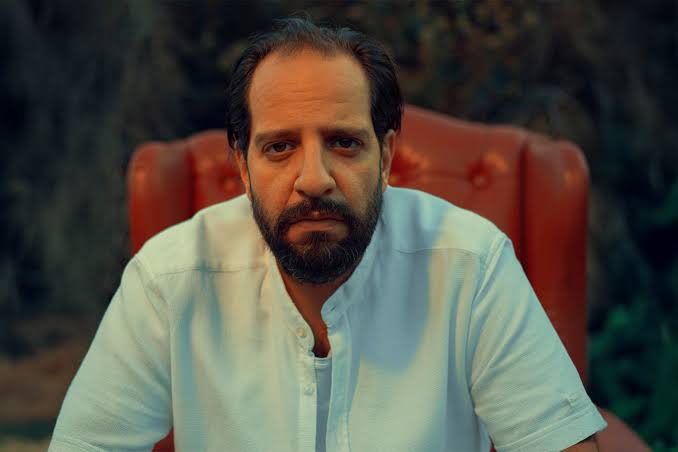 أحمد أمين الهارب من ظله إلى إبداع الشاشة