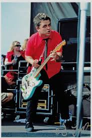 The Colors Are Mixed He S Wearing A Red Shirt Black Tie Billie Joe Armstrong Green Day Billie Maybe it is all of the above and more. billie joe armstrong
