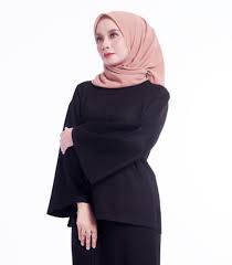 We are specialised in the malay women's traditional costume, the baju kurung, offering the typical baju kurung, the modern baju kurung, the pahang baju kurung, the kedah baju kurung, the baju labuh, headscarves as accompaniments to the traditional costumes, kain pasang, raw textiles for tailoring. 25 Trend Terbaru Baju Kurung Moden Hitam Little One Scandles