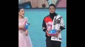 Drama dekatkan jarak kita mengisahkan tentang sepasang kembar tidak seiras, tashriq dan sofiya yang tinggal bersama ibu mereka, umi khadijah setelah kematian ayah mereka akibat serangan sakit jantung. Dfkl Herunterladen