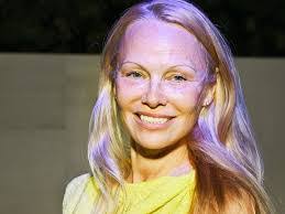 Deirdre Reynolds's Instagram, Twitter & Facebook