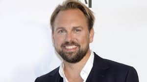 Der moderator, der aktuell für prosieben diverse samstagabendshows präsentiere, werde ab 2016 die unterhaltung in der. Steven Gatjen Prosieben Moderator Wechselt Ab 2016 Zum Zdf