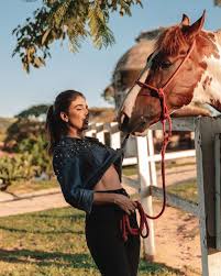 Paula Fernandes passa perrengue com cavalo e quase fica sem blusa em foto