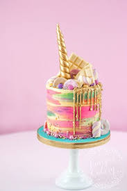 Eine Bunte Regenbogenfarbene Einhorn Torte Mit Einer Weissen Schokolade Und Mit Einem Grossen Goldenen Langen Gel Einhorn Kuchen Einhornkuchen Kuchen Mit Fondant
