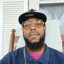 Ho 37 anni, sono single, sono un insegnante di scuola superiore. 👋🙂 Ho  bisogno di amicizia........ Fili. 💕