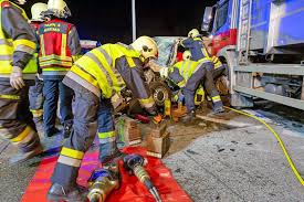 Auf tag24 erfährst du alles über die feuerwehr muss wegen verschiedenster vorfälle anrücken und wird nicht nur wegen brandfällen. Ff Krems Menschenrettung Nach Verkehrsunfall Auf Der S5