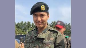 As someone who was born in 1987, he enlisted at the age of 30, in 2017. All Things Hallyu Twitterissa Lee Min Ho Has Officially Finished His Military Training Congratulations Oppa He Is Set To Return To His Post As A Public Service Officer He Will Be Discharged