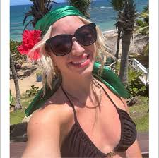 Who is a lash tech available in PSL or Fort Pierce area?