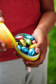 Stampo per uovo di pasqua termometro da cucina cioccolato bianco per le decorazioni roselline di pasta di zucchero o marzapane alcool 90° per la pulizia dello confezionate l'uovo all'interno di un cellophane con un bel fiocco e il vostro uovo di pasqua fatto in casa è pronto per essere regalato. Come Fare Uovo Di Pasqua In Casa Non Solo Di Cioccolata Non Sprecare