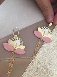 Boucles D Oreilles Florale Cuir Bijou Dore Blanc Et Rose Accessoire Mariage Bijoux Temoin Couleurs Personnalisables Creation Bijoux Facile Bijoux De Mariee Indienne Et Bijoux En Cuir